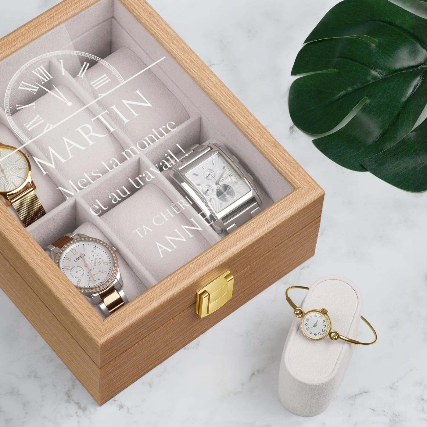 Caja de relojes de madera clara con grabado para un esposo por el aniversario de boda