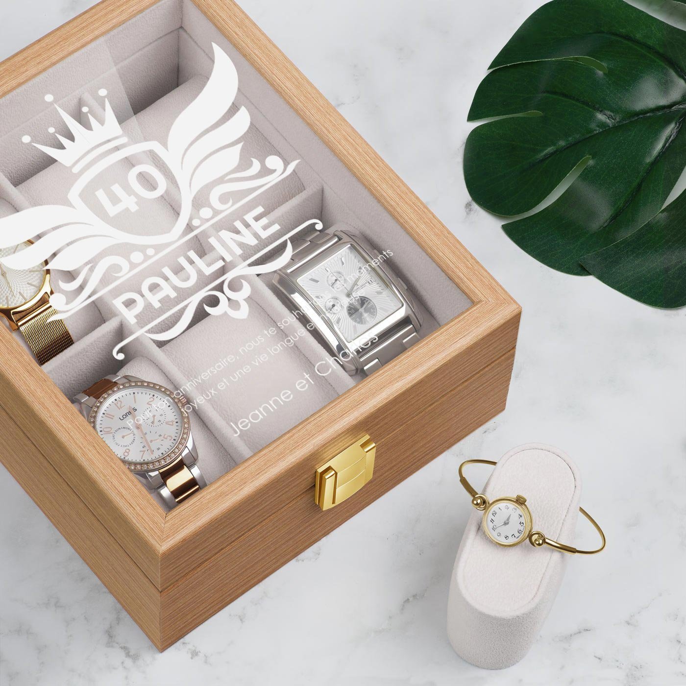 Caja de relojes de madera clara con grabación para el cumpleaños número 40 de una mujer