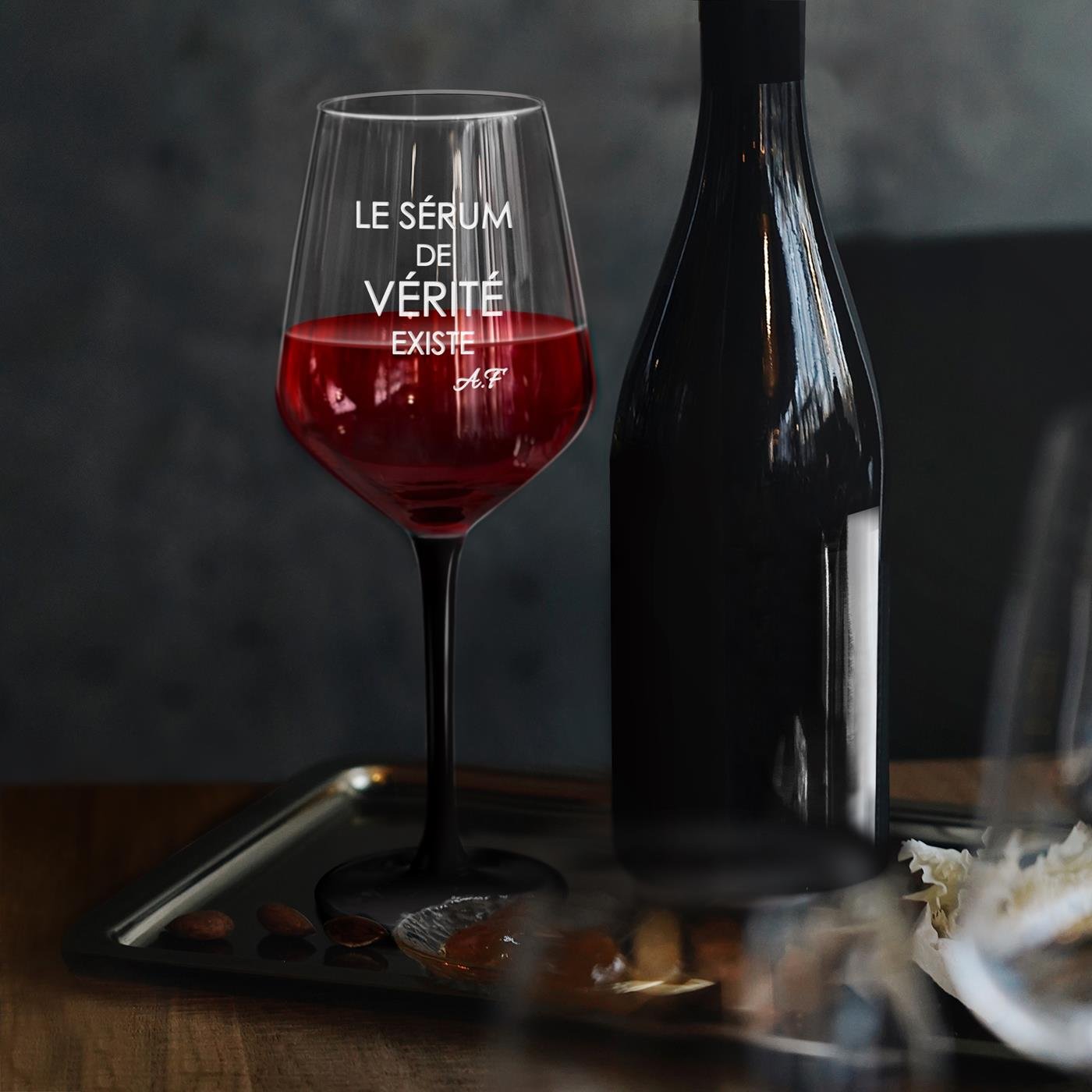 Taza de vino de pie negra con grabado para mujer Murrano