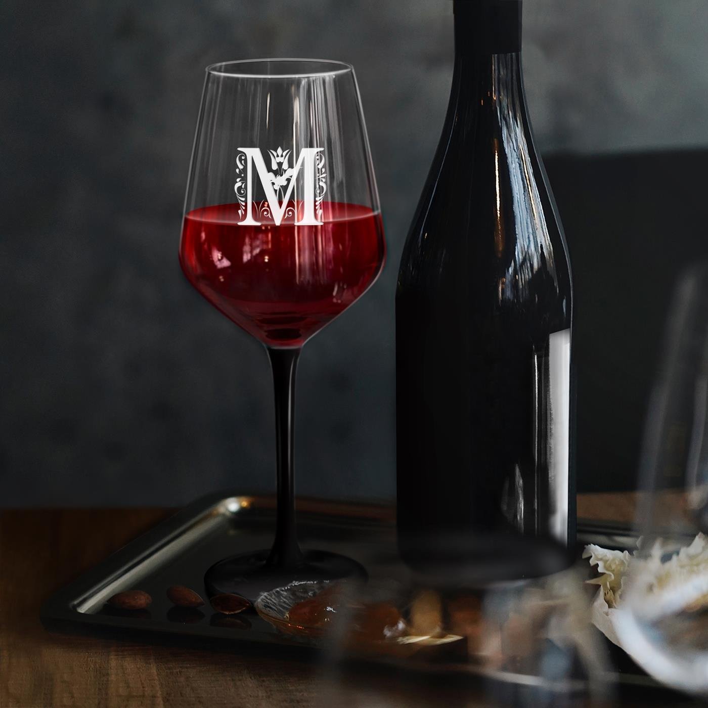 Copo de vino Murrano de pie negra con grabado láser para ella con inicial