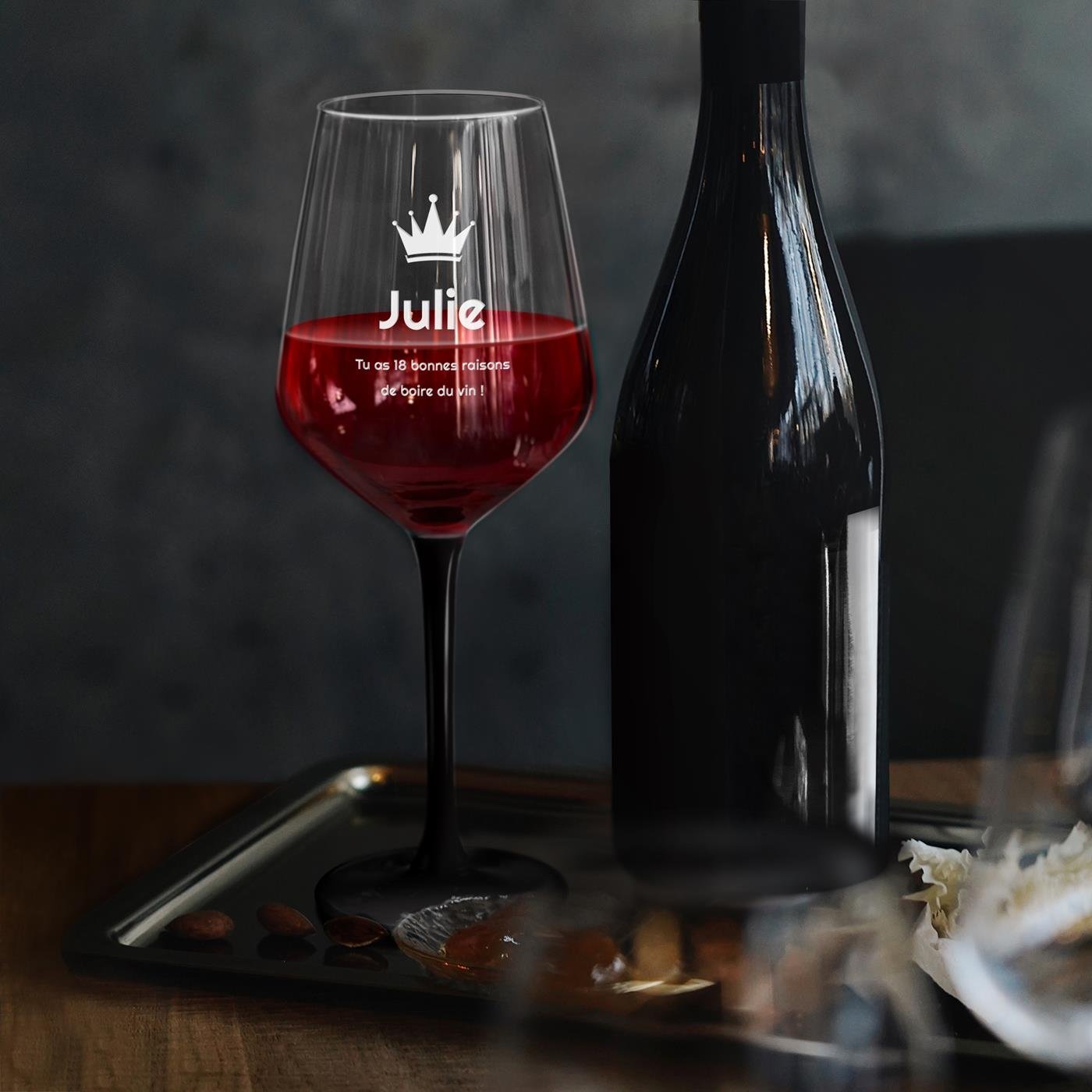 Copo de vino personalizado Murrano - Base negra, grabado para su 18º cumpleaños