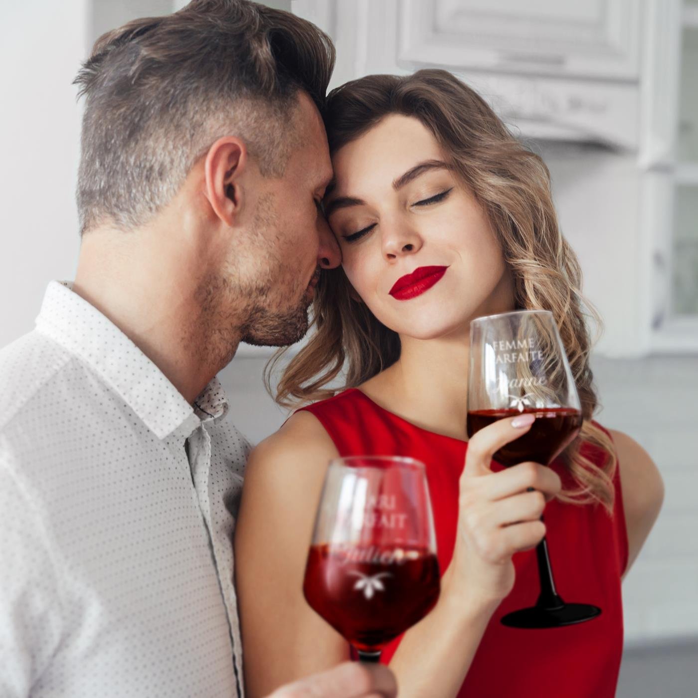 Juego de copas de vino Murrano con pie negro y grabado para una pareja perfecta