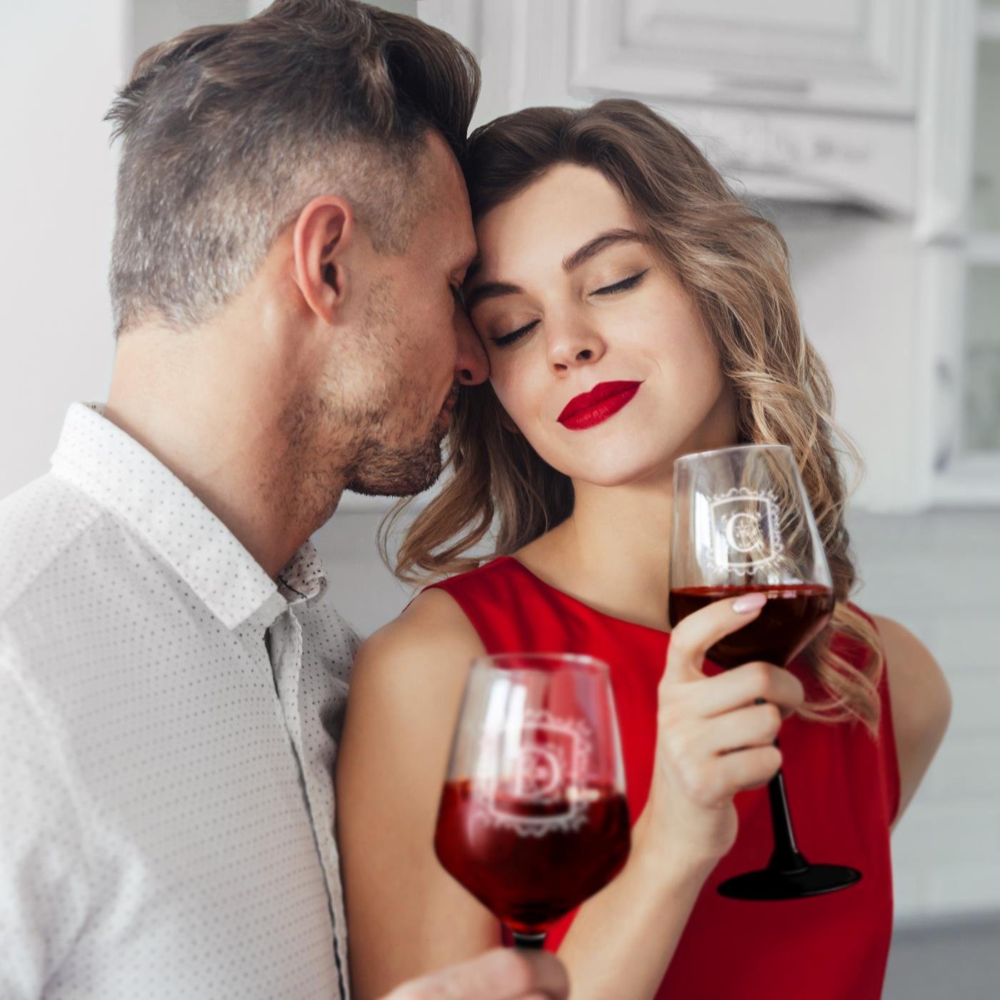 Copas de vino Murrano con pieza negra y grabado personalizado para una pareja (juego de 2)