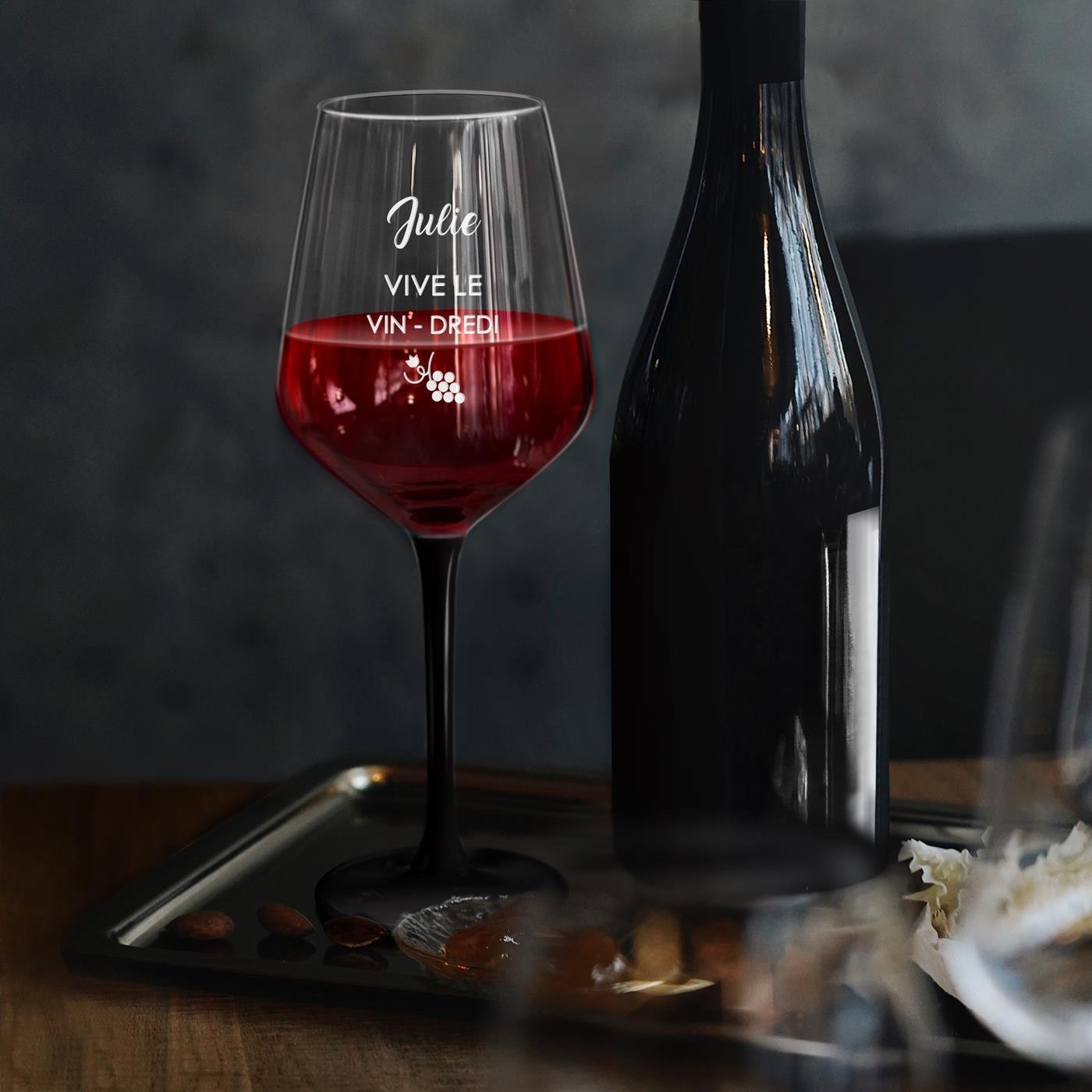 Copas de vino Murrano con base negra y grabado para el cumpleaños especial de una mujer excepcional