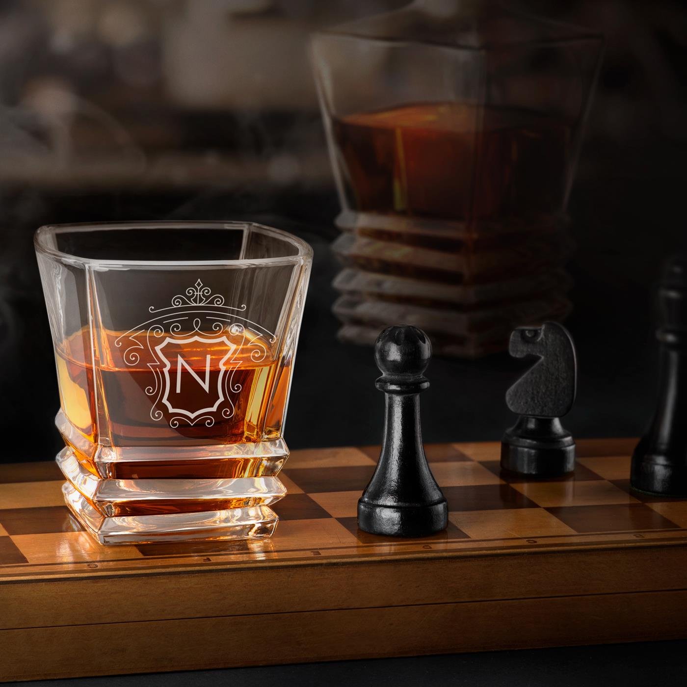 Copo de whisky geométrico Murrano con grabado para caballero con inicial