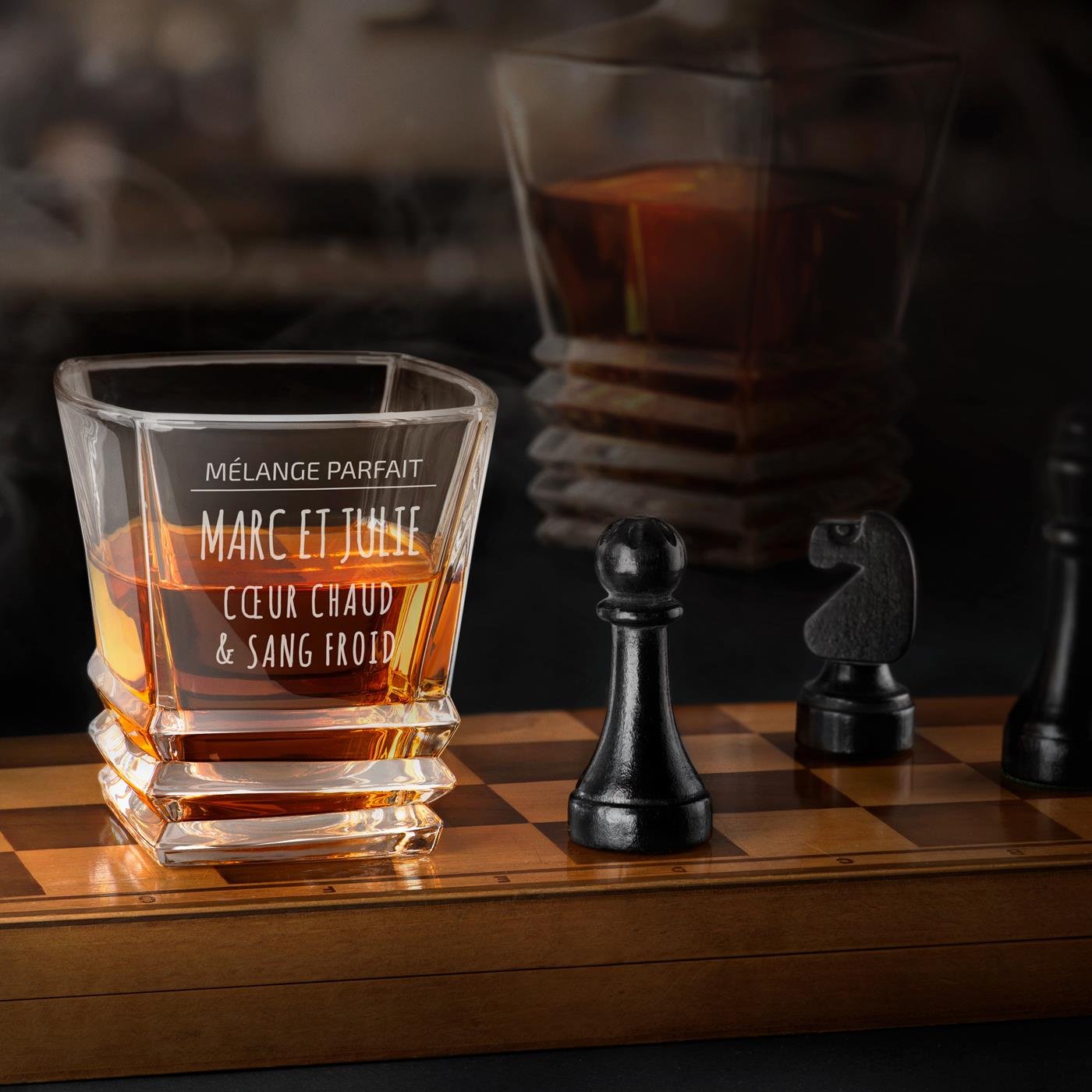 Vaso de whisky geométrico con grabado láser para una pareja enamorada