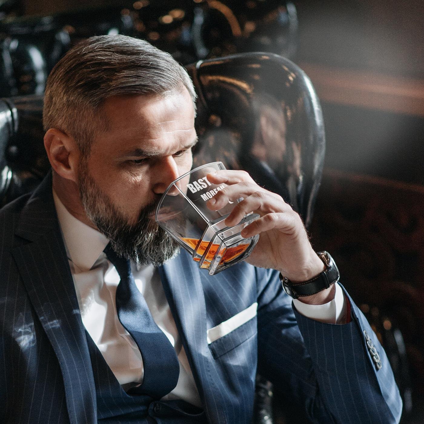 Copo de whisky geométrico Murrano con grabado personalizado para hombres - mecánico/aficionado al bricolaje