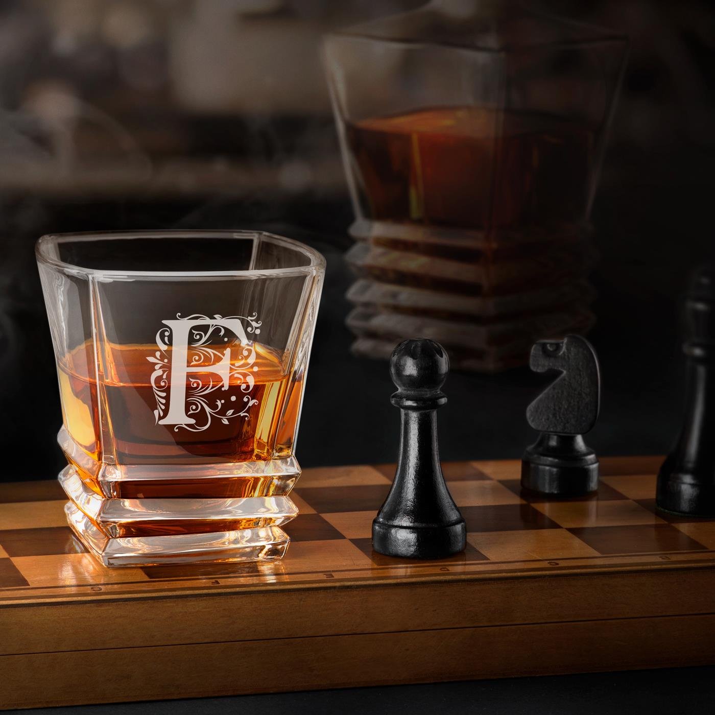 Copa de whisky geométrica Murrano con grabado para hombres y mujeres con inicial