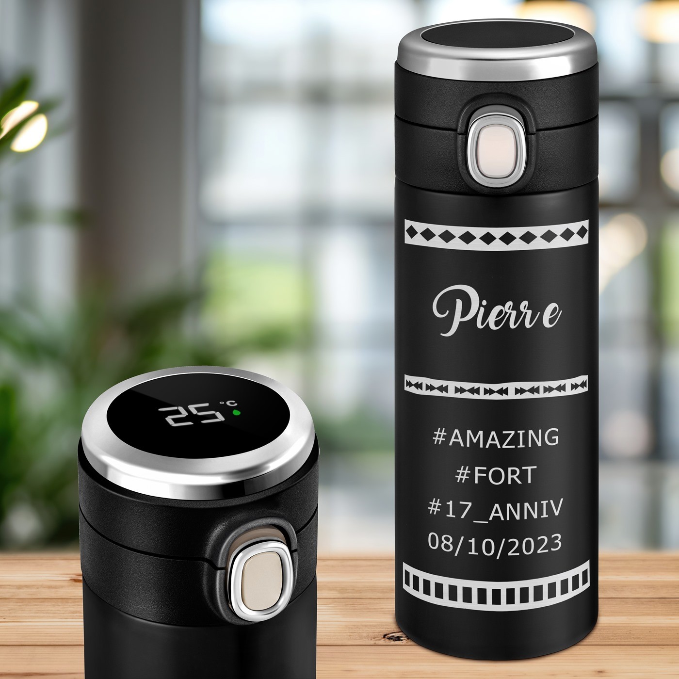 Mug de viaje negro personalizado Murrano con pantalla LED para el cumpleaños de un hombre de 17 años