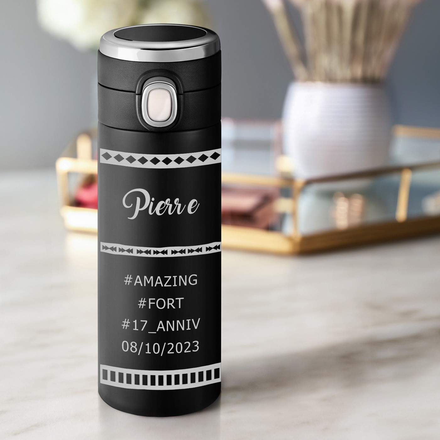 Mug de viaje negro personalizado Murrano con pantalla LED para el cumpleaños de un hombre de 17 años