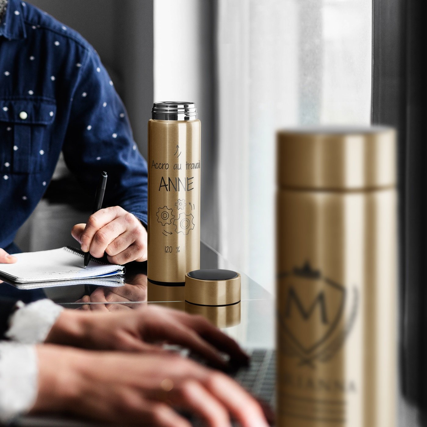 Botella térmica dorada con pantalla LED para una amiga - Promoción de trabajo