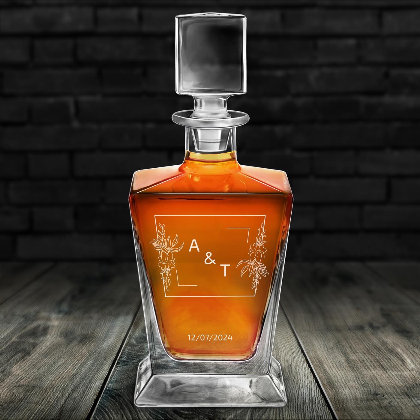 Decantador de whisky Murrano Pirámide con grabación para bodas o inauguraciones