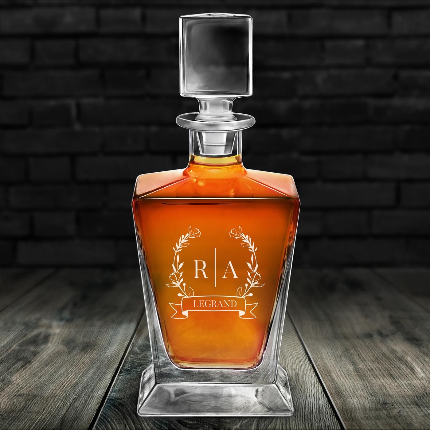 Decantador de whisky Murrano Pirámide con grabado láser para aniversario de boda
