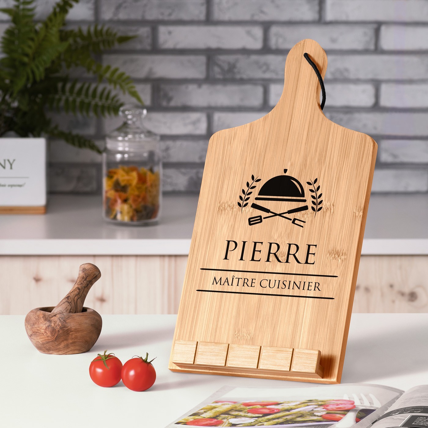 Soporte para libro en forma de tabla de cortar de bambú Murrano con impresión de cumpleaños para cocinero
