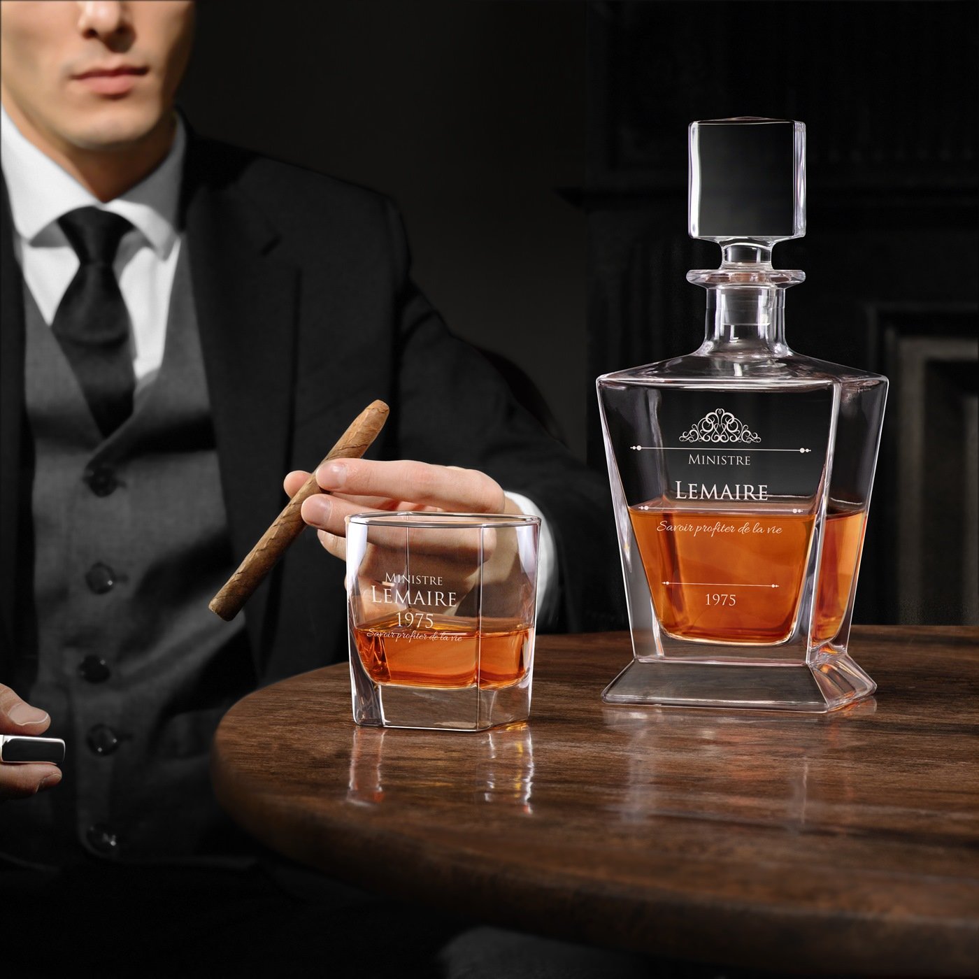Decantador de whisky Murrano Pirámide y 2 vasos grabados para el aniversario de un empresario