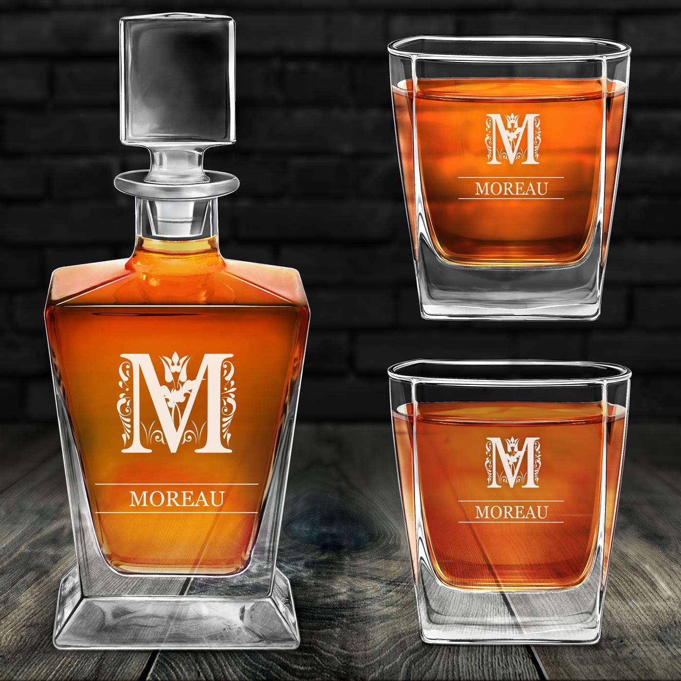 Decantador de whisky Murrano Pirámide y 2 vasos con grabado para caballero