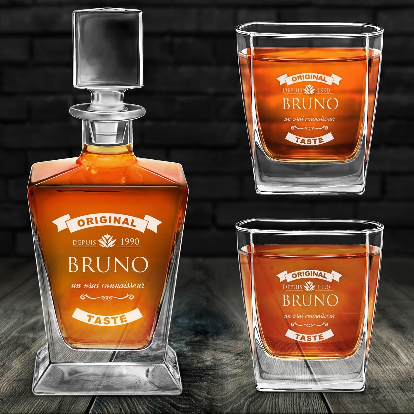 Decantador de whisky Murrano Pirámide y 2 vasos con grabado para un conocedor