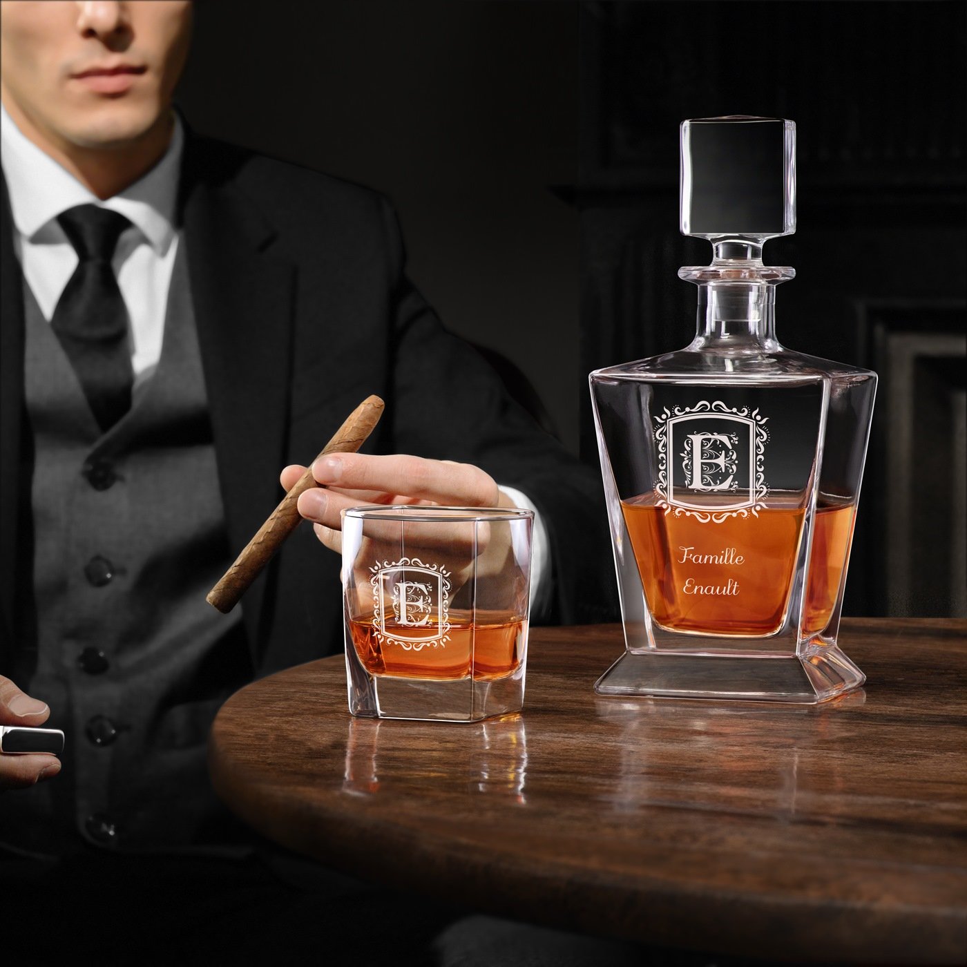 Decantador de whisky Murrano Pirámide y 2 vasos con grabado para familia