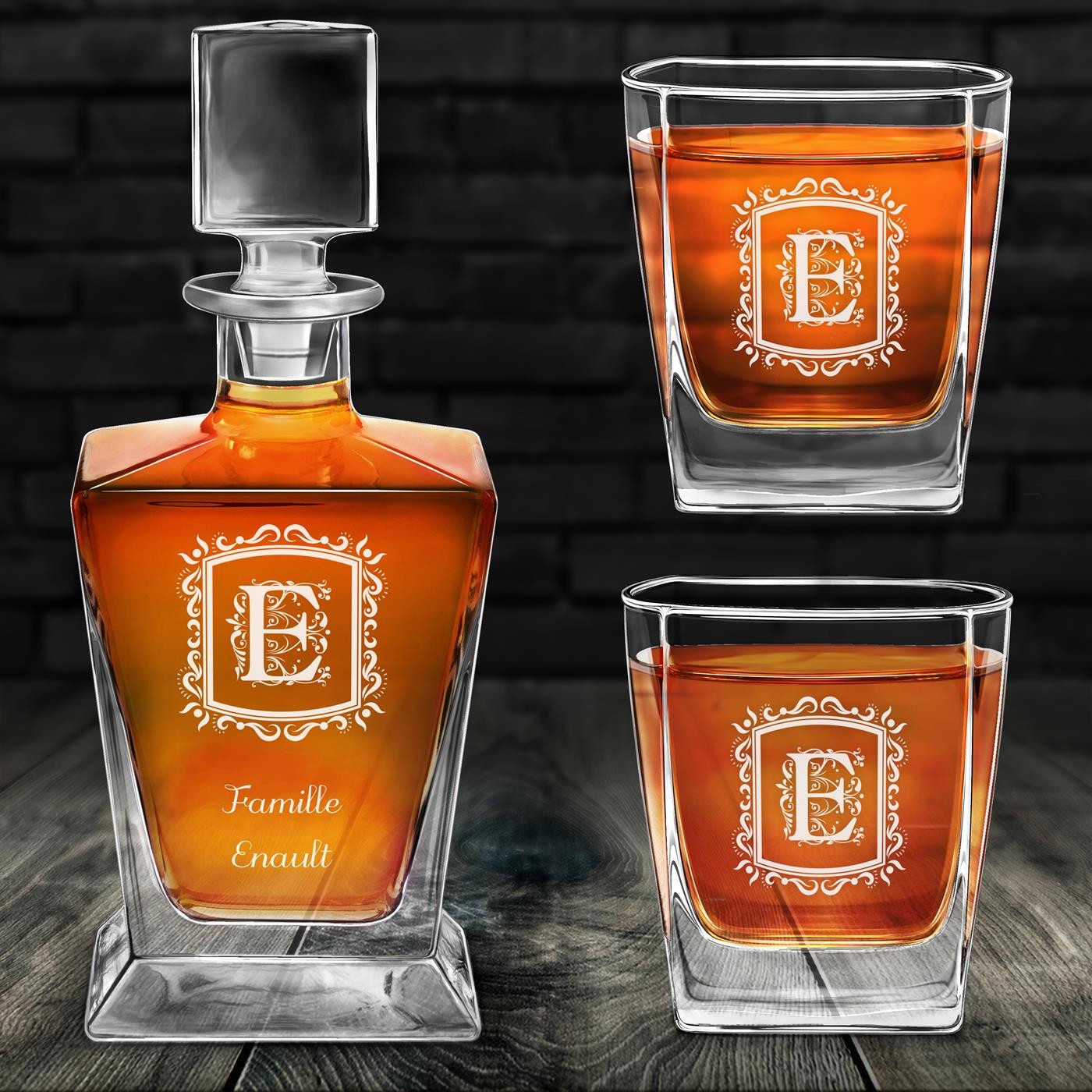 Decantador de whisky Murrano Pirámide y 2 vasos con grabado para familia