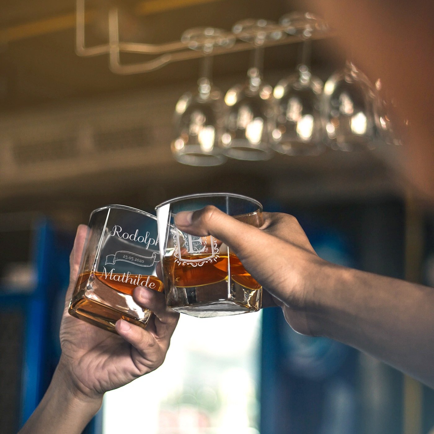 Decantador de whisky Pirámide Murrano y 2 vasos con grabado para novios