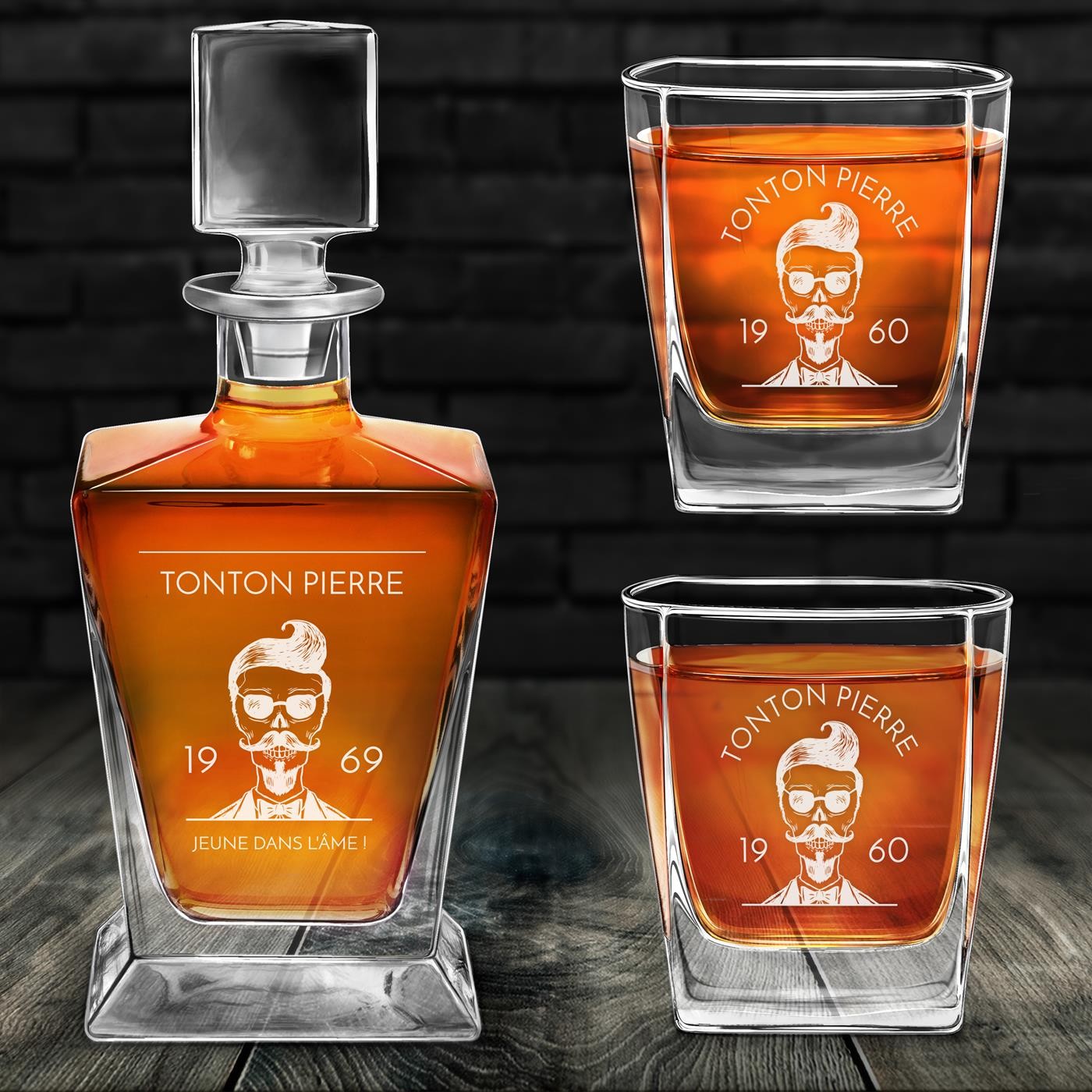 Decantador de whisky Pirámide y 2 vasos con grabado para tío