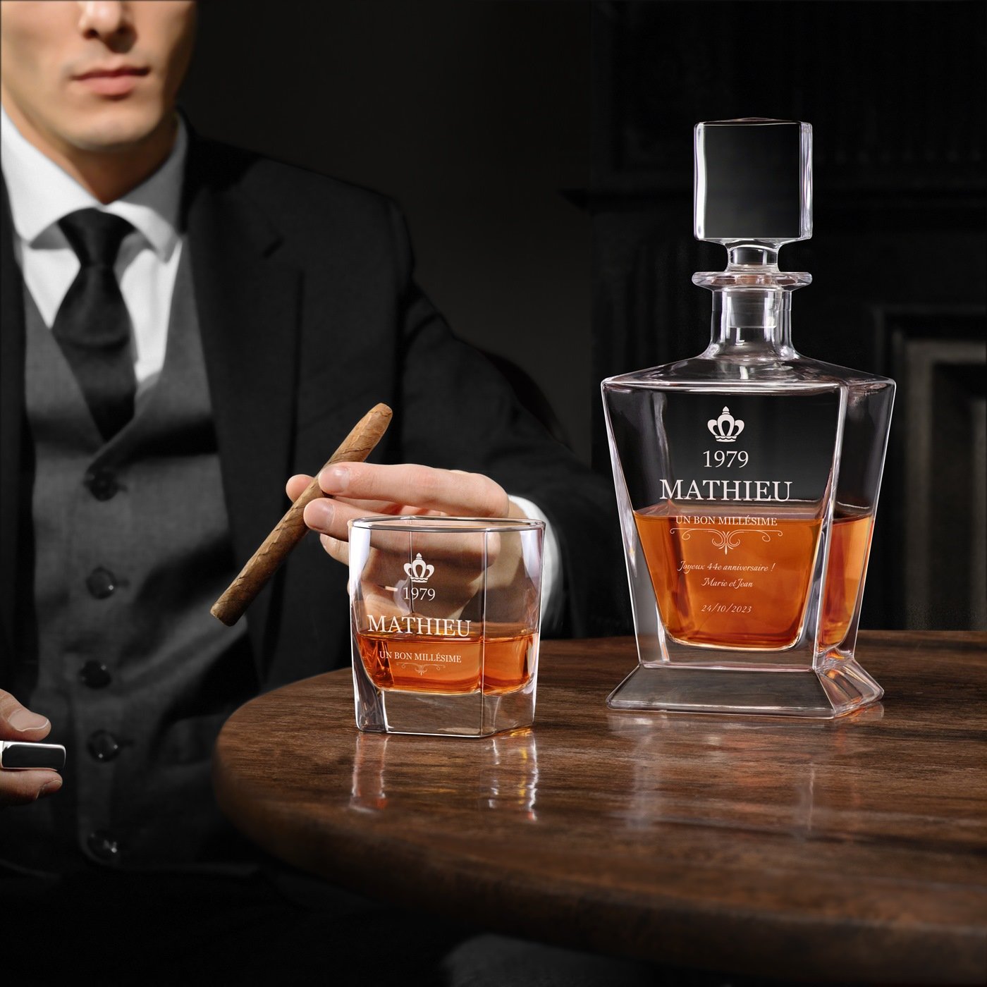Decantador de whisky Pirámide Murrano y vasos con grabado personalizado para el 44º cumpleaños