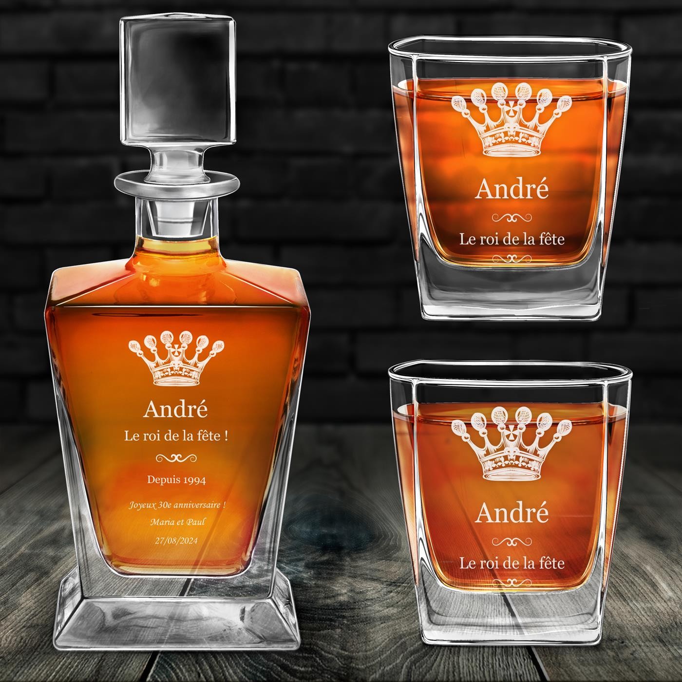 Jugo de whisky Pirámide y 2 vasos con grabado para el cumpleaños número 30 de un hombre