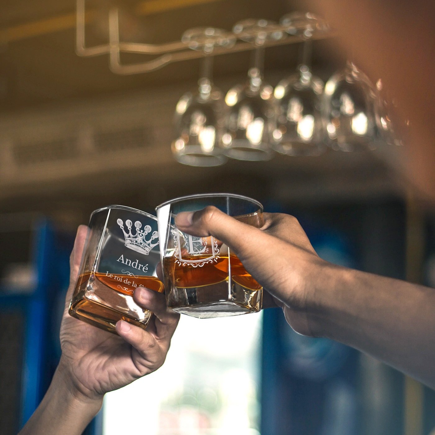 Jugo de whisky Pirámide y 2 vasos con grabado para el cumpleaños número 30 de un hombre