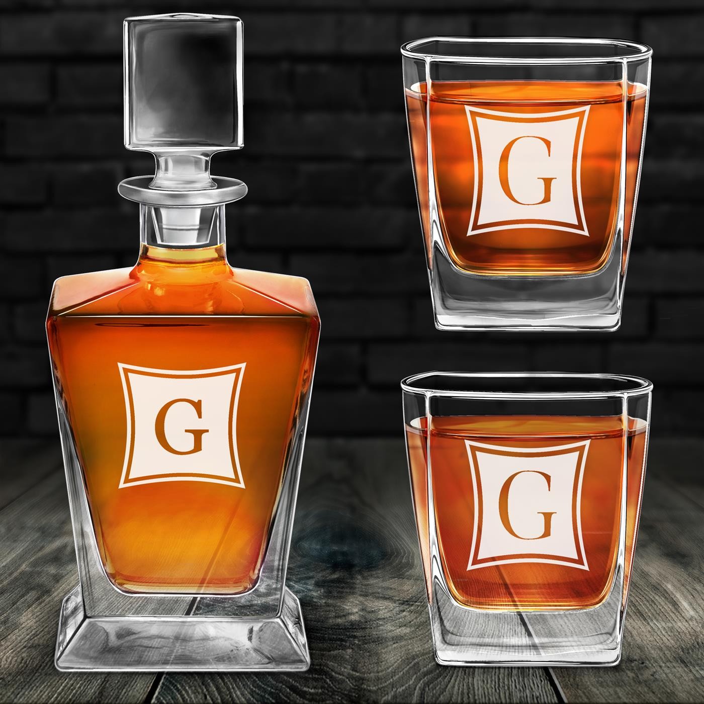 Decantador de whisky Murrano Pirámide y 2 vasos con grabado para hombre con inicial