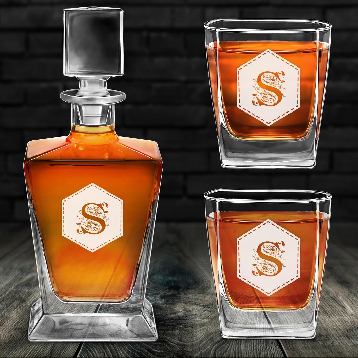 Decantador de whisky Pirámide Murrano y 2 vasos grabados con inicial para caballero