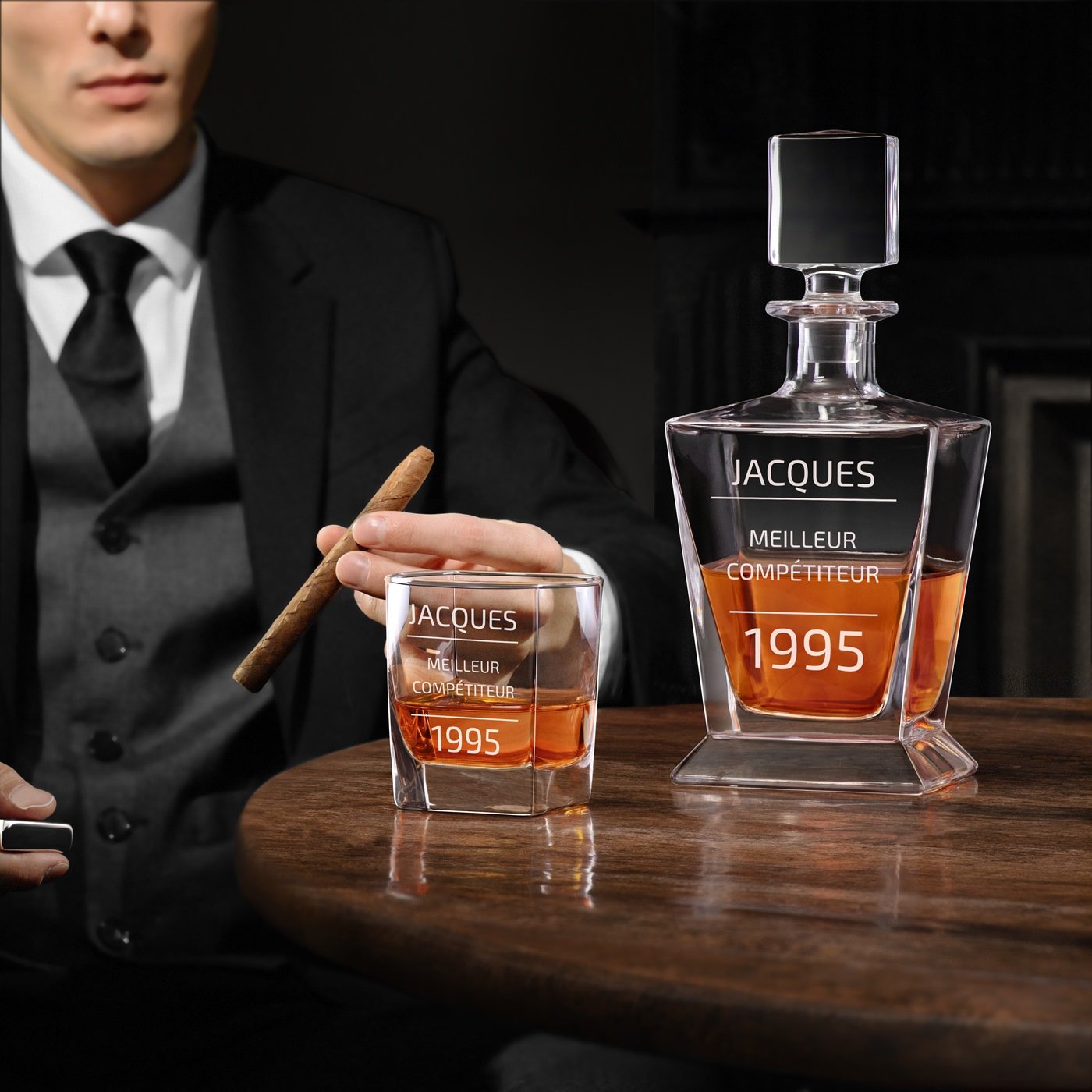 Decantador de whisky Pirámide y 4 vasos con grabado para el cumpleaños de un amigo