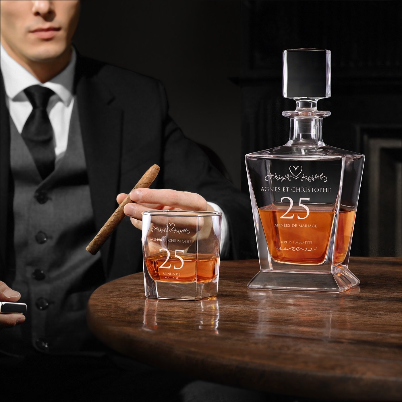 Decantador de whisky Pirámide y copas grabadas para el 25 aniversario de matrimonio