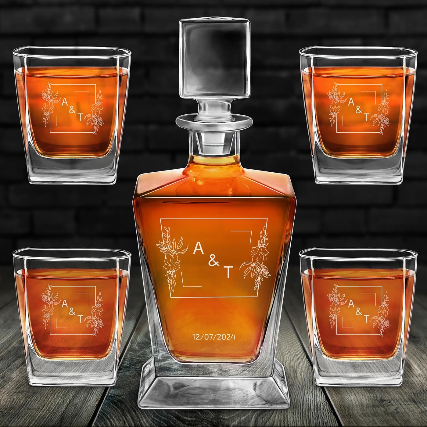 Decantador de whisky Murrano Pirámide y 4 vasos con grabado para bodas