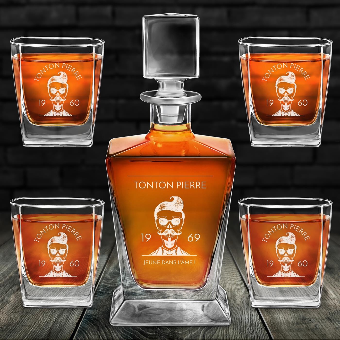 Jugo de whisky Murrano Pirámide y 4 vasos con grabado para tío