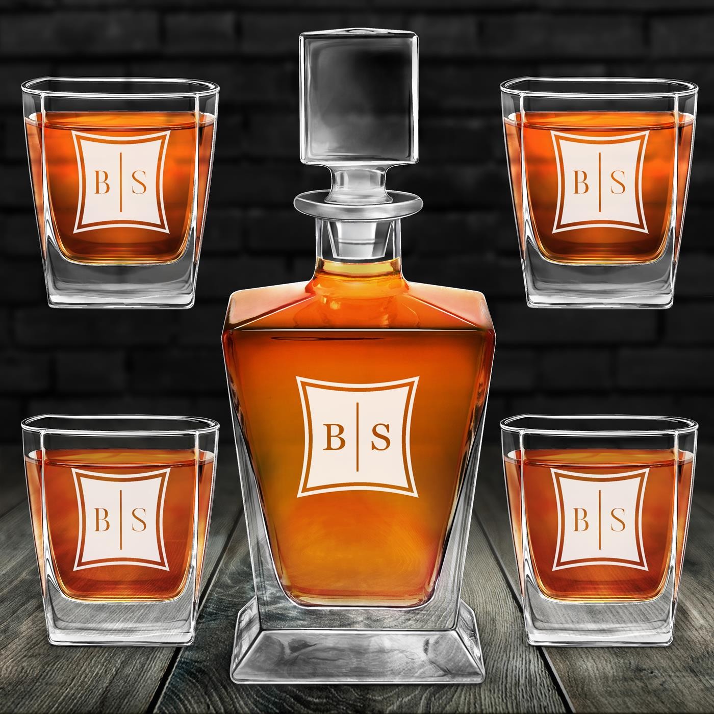 Decantador de whisky Murrano Pirámide y 4 vasos grabados personalizados para amantes