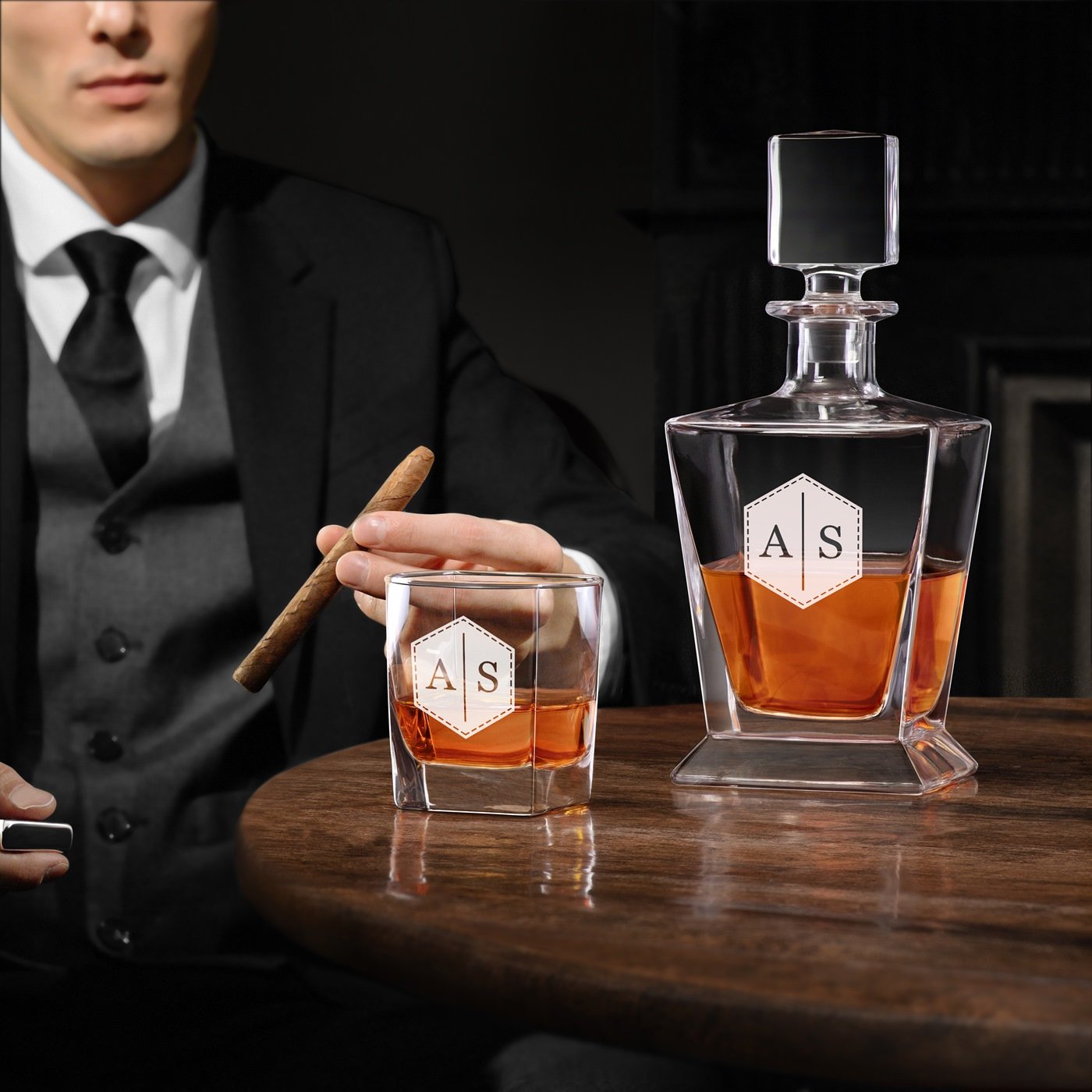 Decantador de whisky Murrano Pirámide y 6 vasos con grabado láser para pareja con iniciales