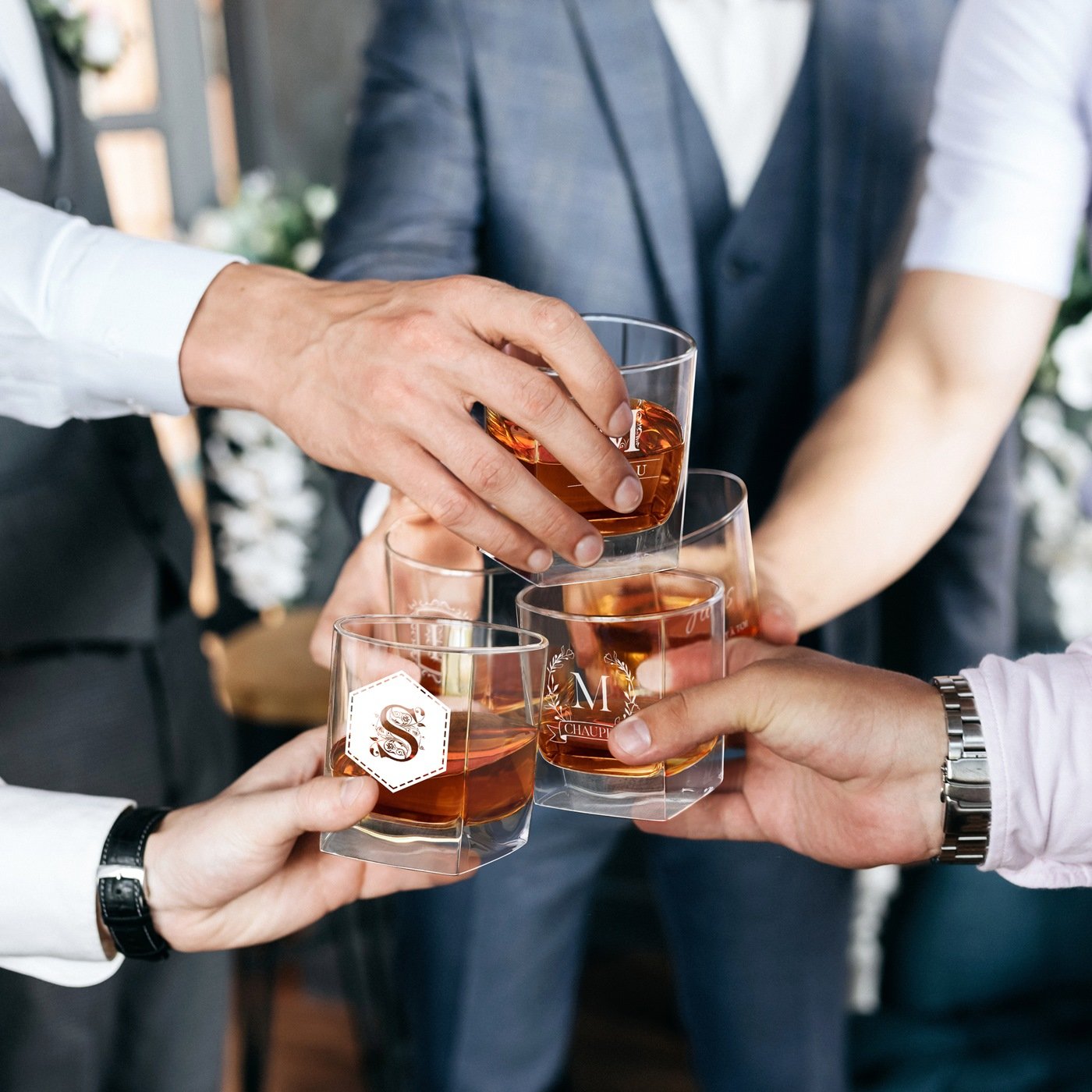 Cajita de whisky Murrano Pirámide y 6 vasos grabados personalizados para caballeros