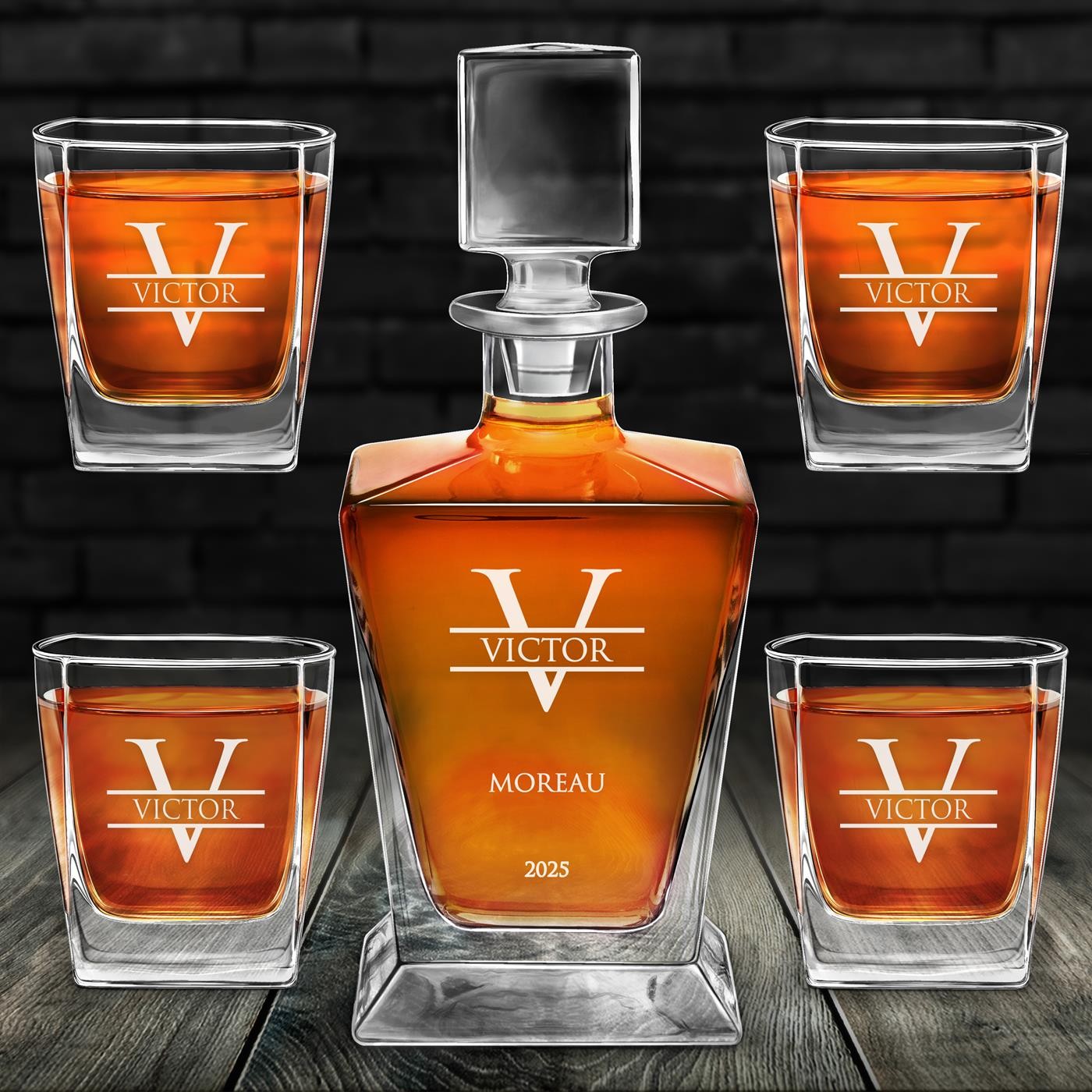 Decantador de whisky Murrano Pirámide y 4 vasos con grabado láser para jefe