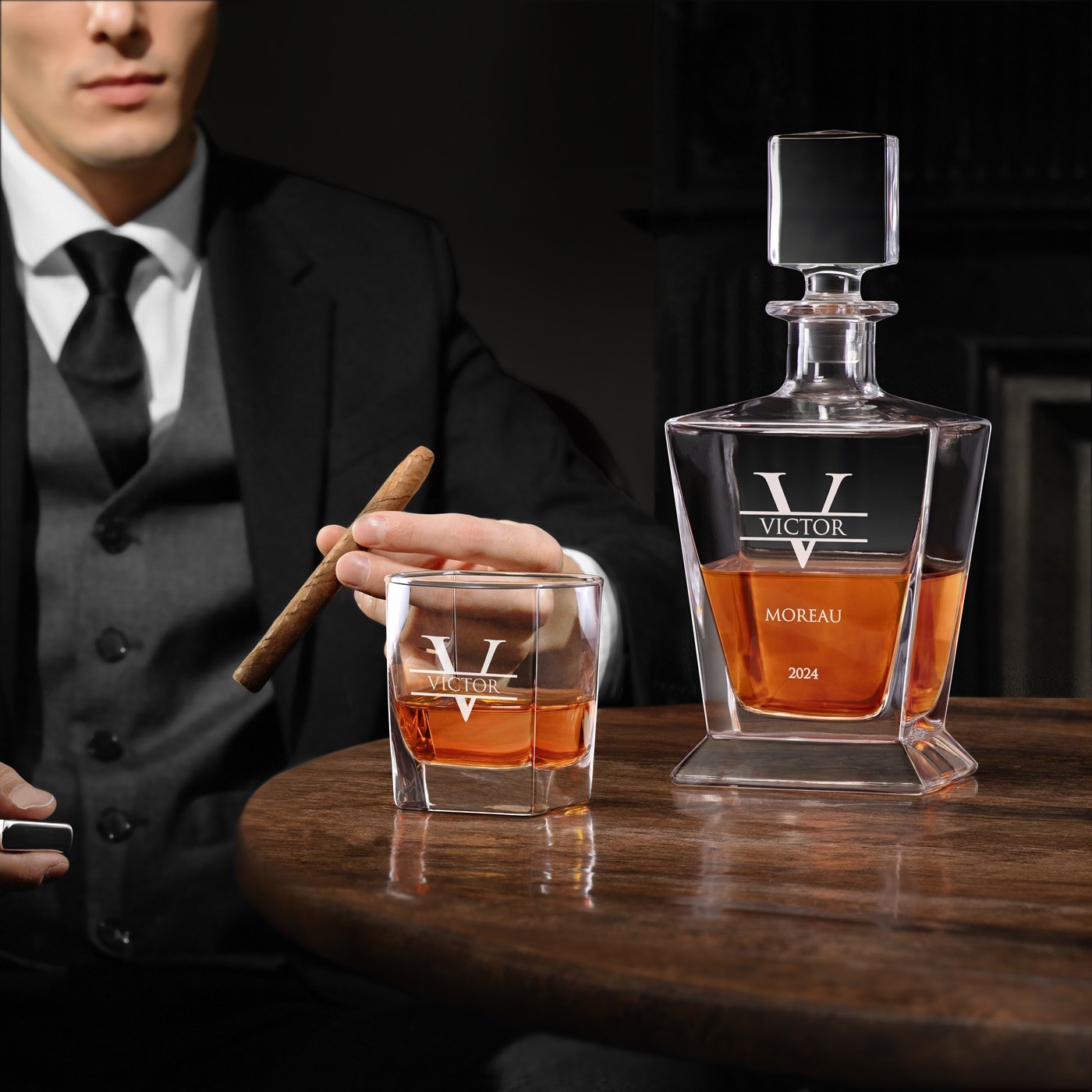 Decantador de whisky Murrano Pirámide y 4 vasos con grabado láser para jefe