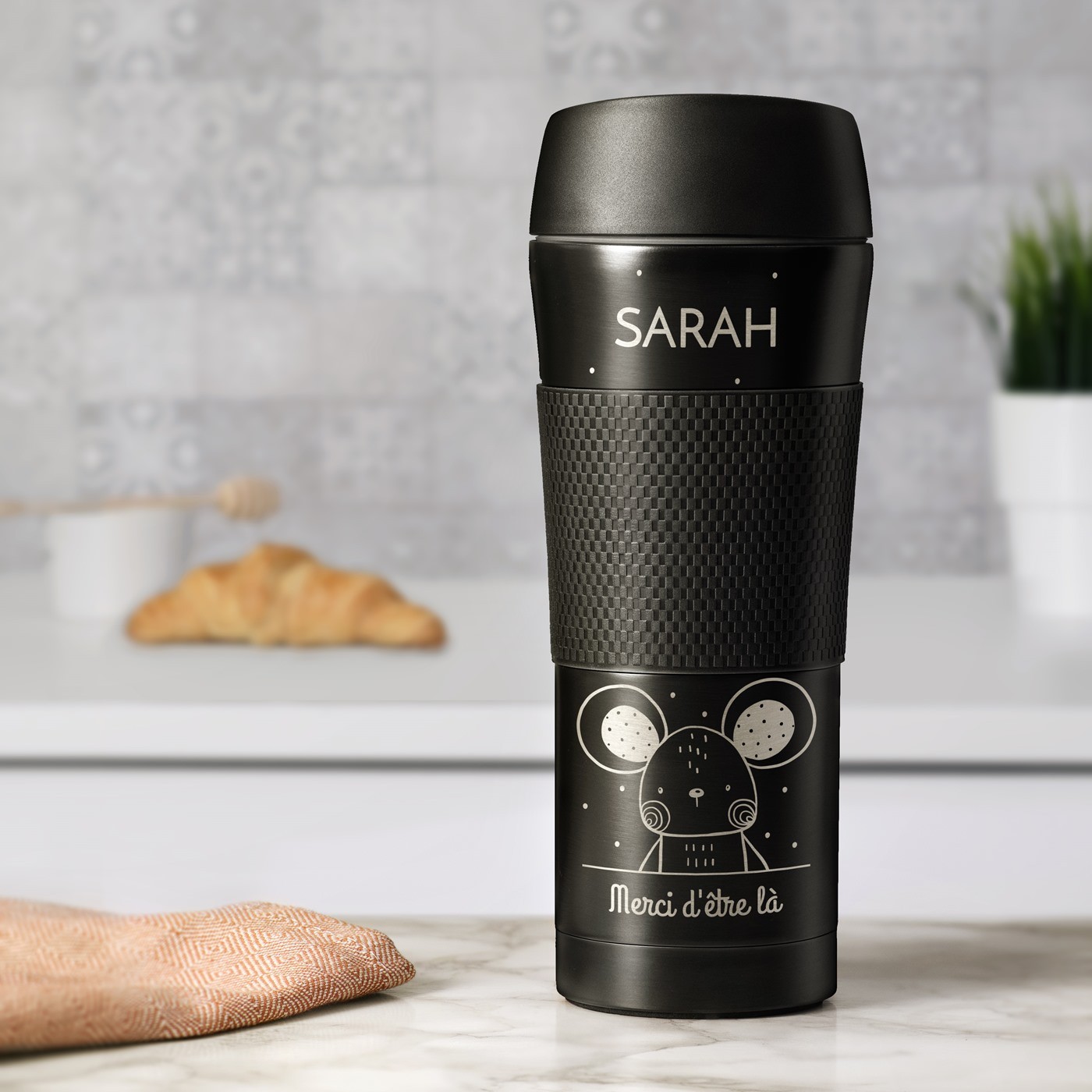 Taza térmica negra personalizada con agarre antideslizante para tu novia en San Valentín