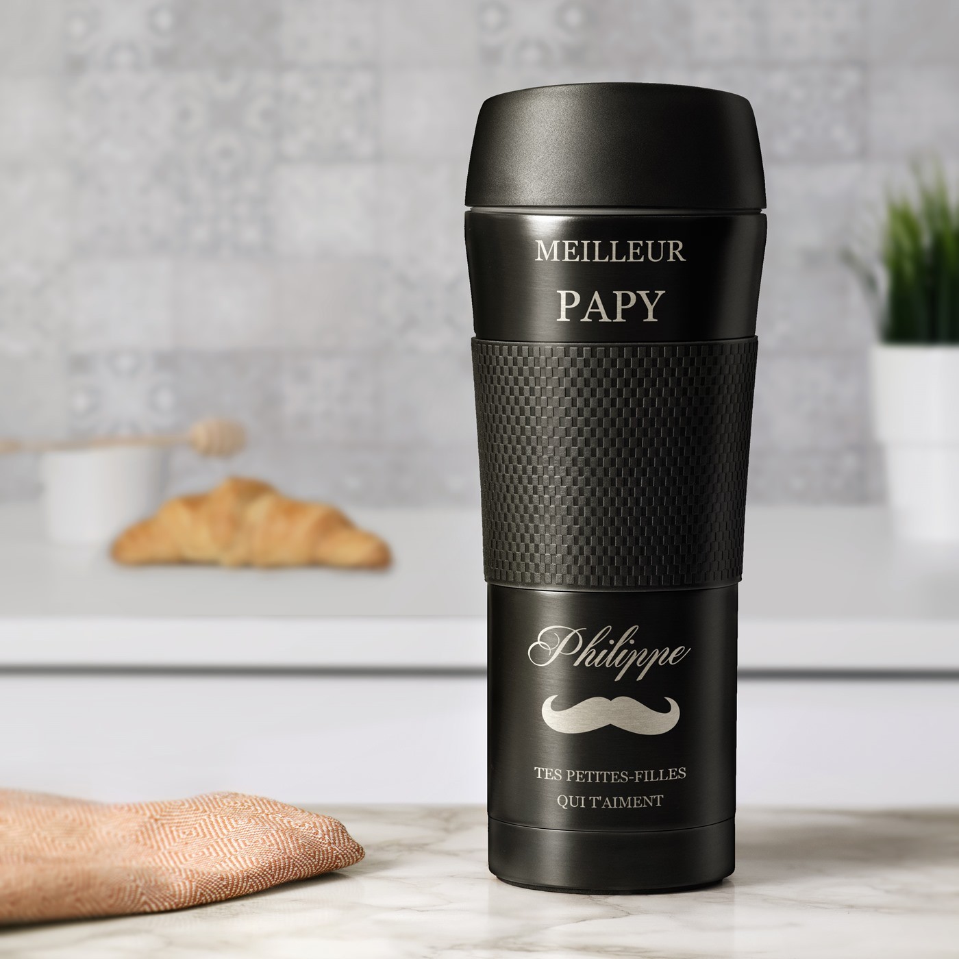 Mug de viaje negro Murrano con agarre y grabado para el cumpleaños del abuelo