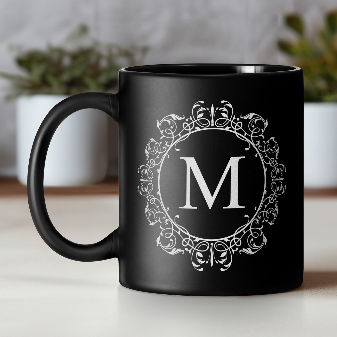 Taza de cerámica negra Murrano personalizada para mujeres - Inicial