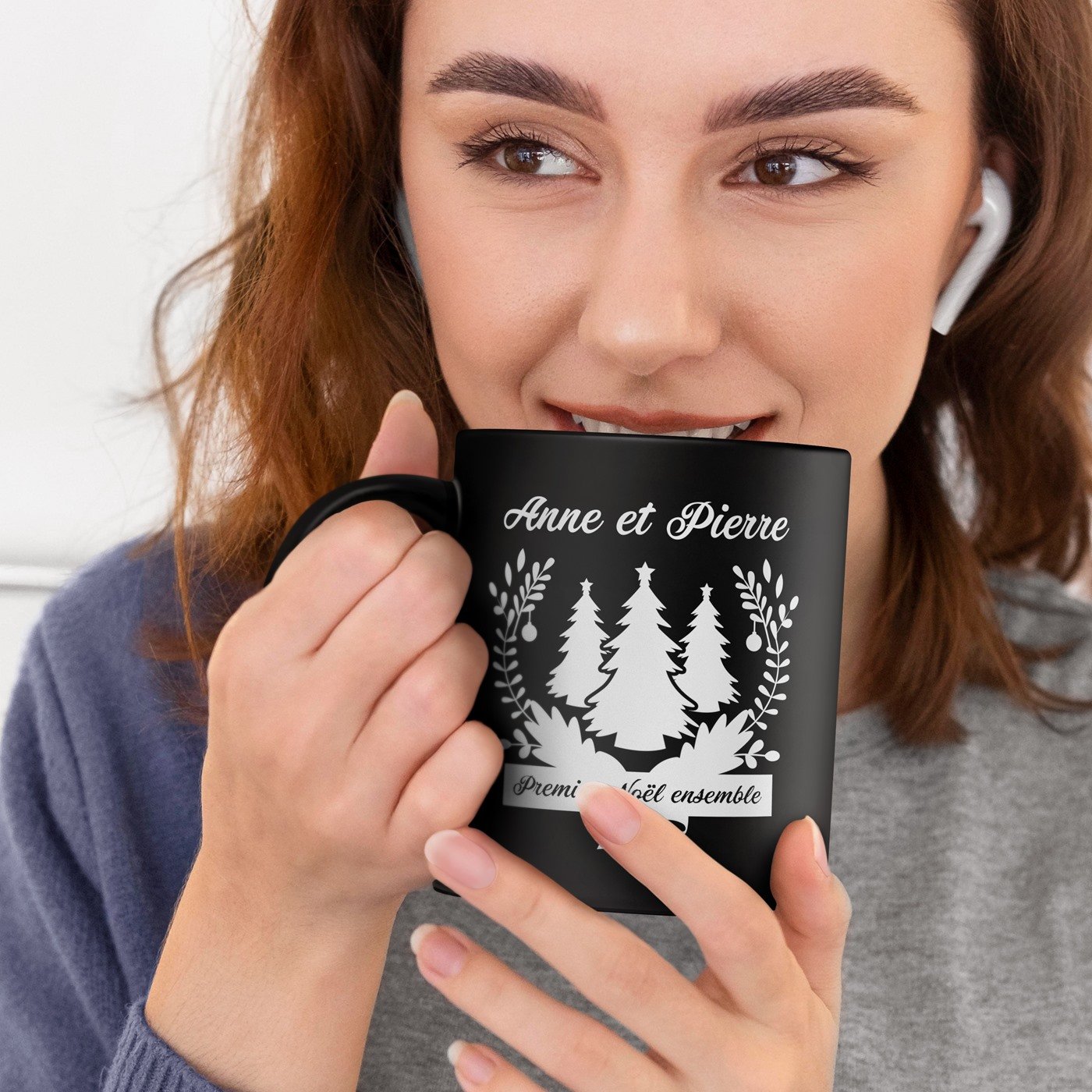 Taza de cerámica negra personalizada para su primer Navidad como pareja