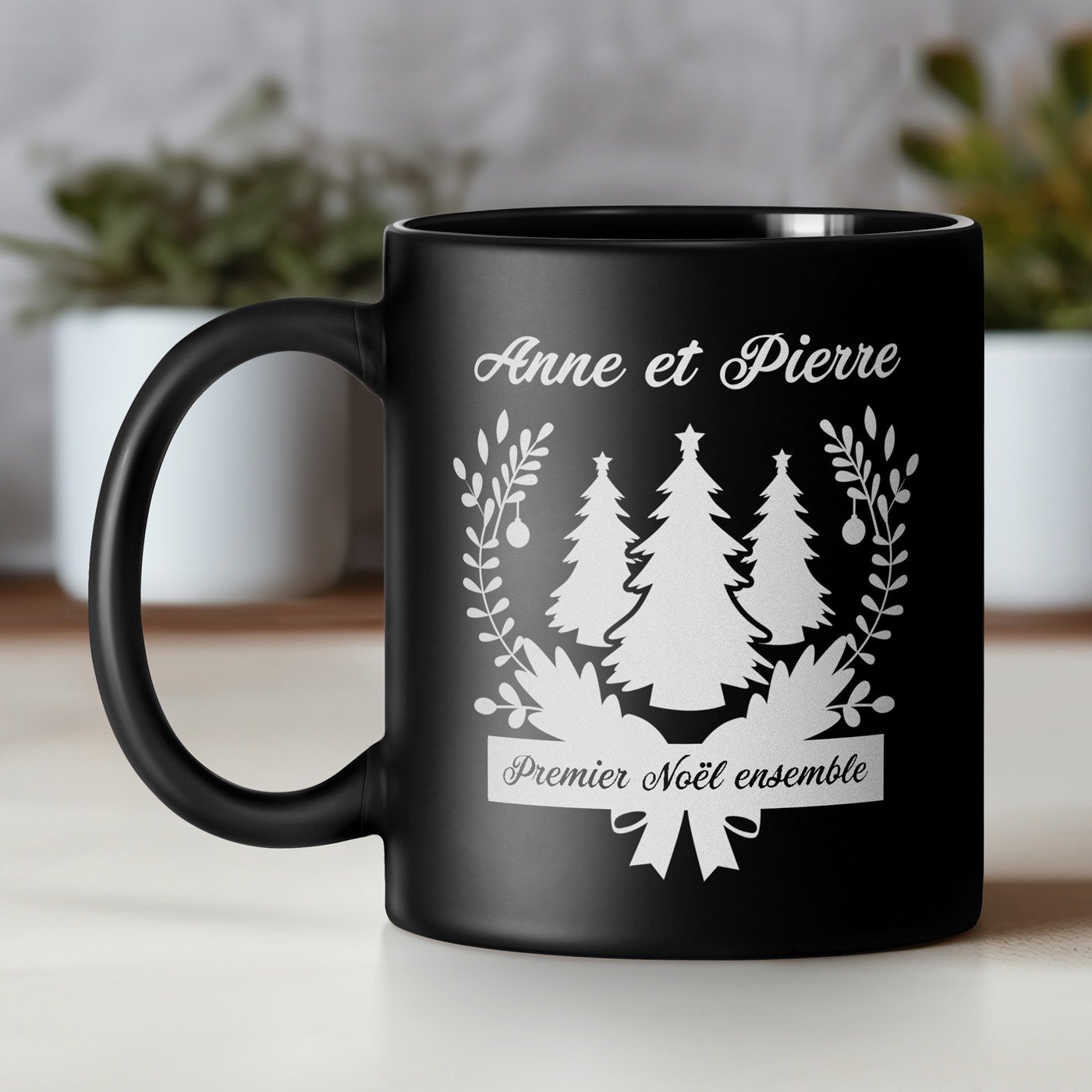 Taza de cerámica negra personalizada para su primer Navidad como pareja