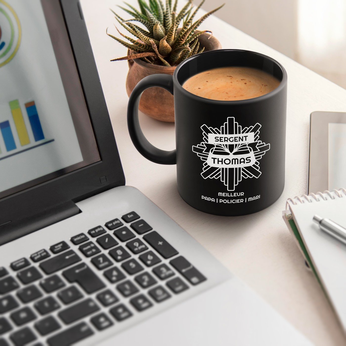 Taza de cerámica negra personalizada de Murrano para padre o esposo policía