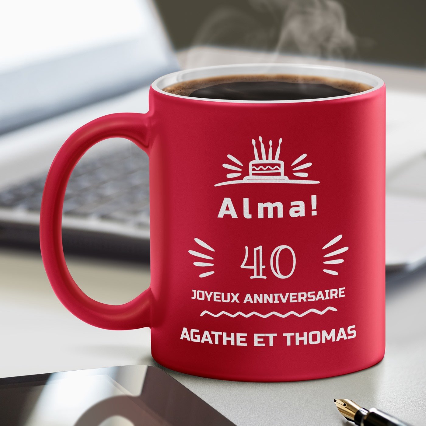 Mug de cerámica Murrano con base blanca y personalización roja para un cumpleaños número 40