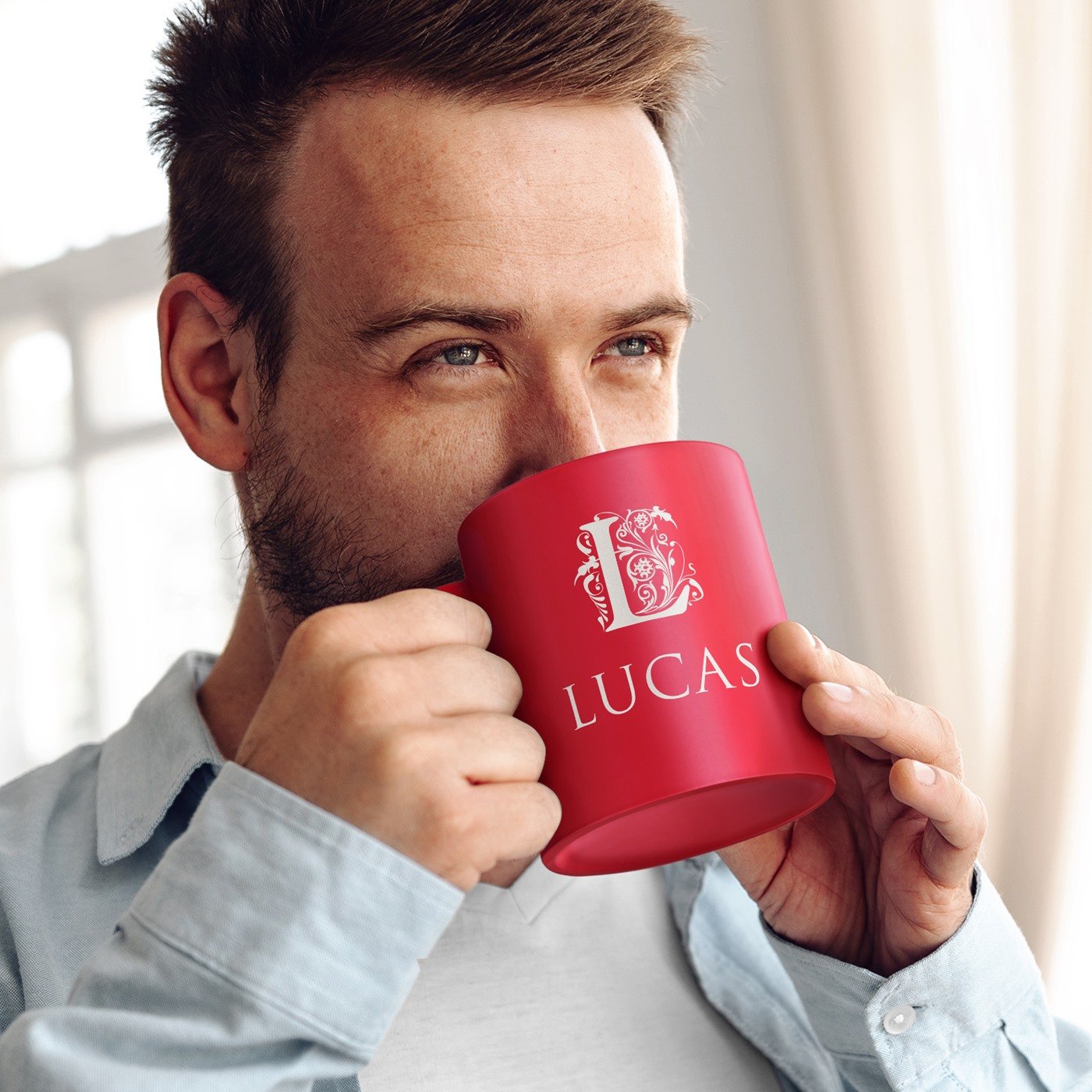 Taza de cerámica roja Murrano con base blanca y personalización