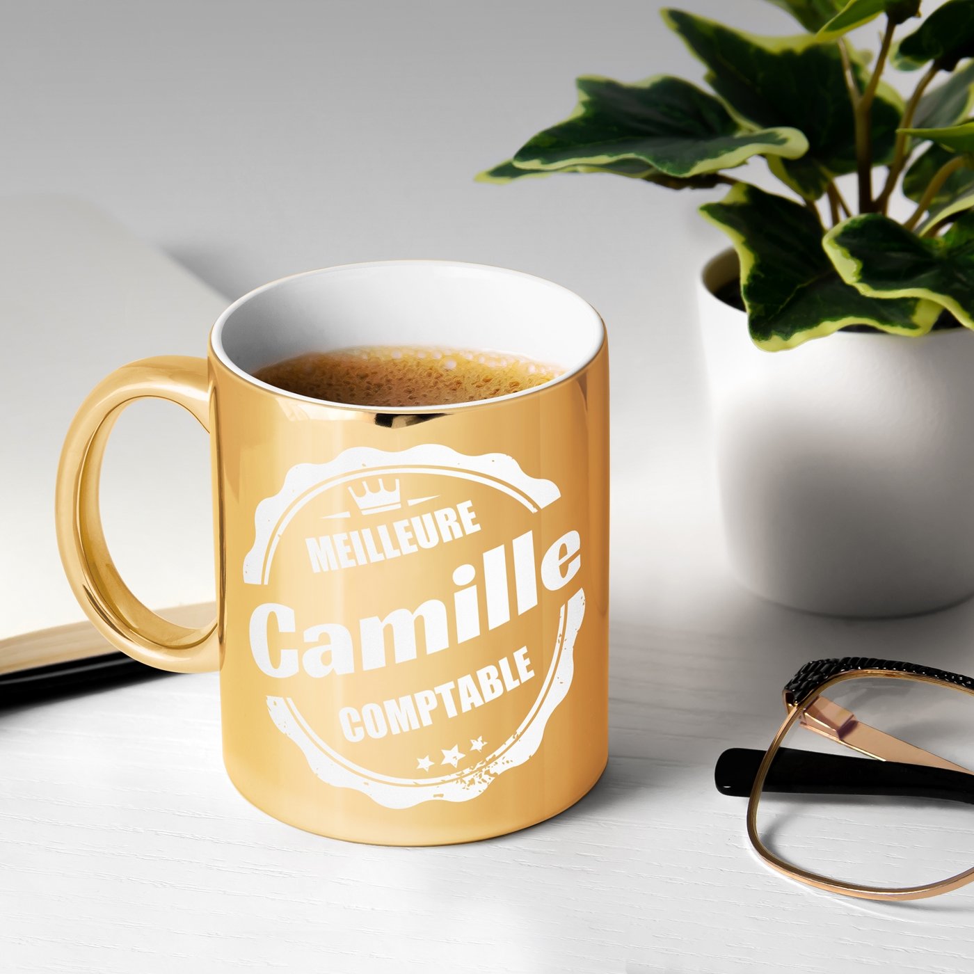 Taza de cerámica dorada con personalización para regalo de aniversario de contador