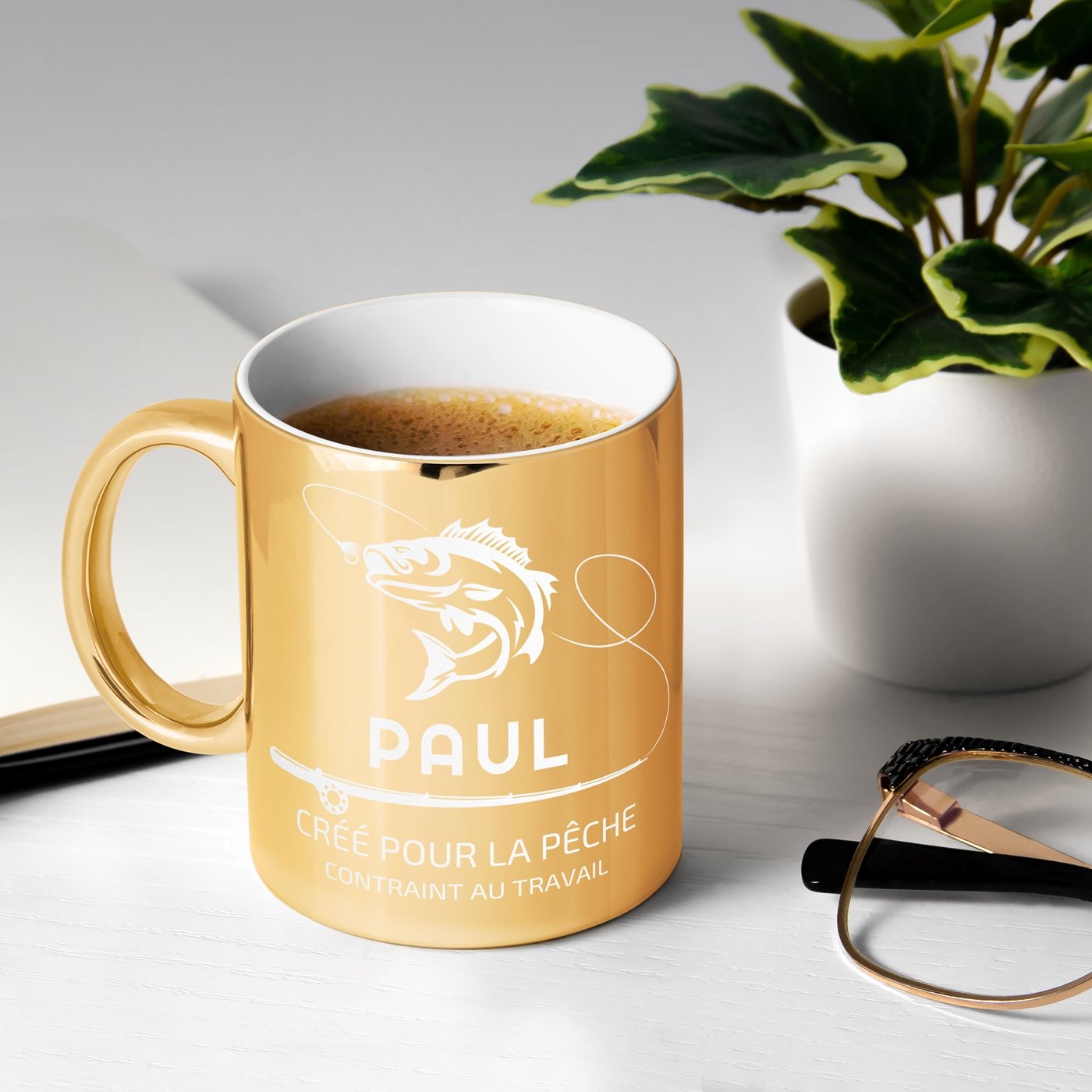 Taza de cerámica dorada con personalización para el aniversario del pescador