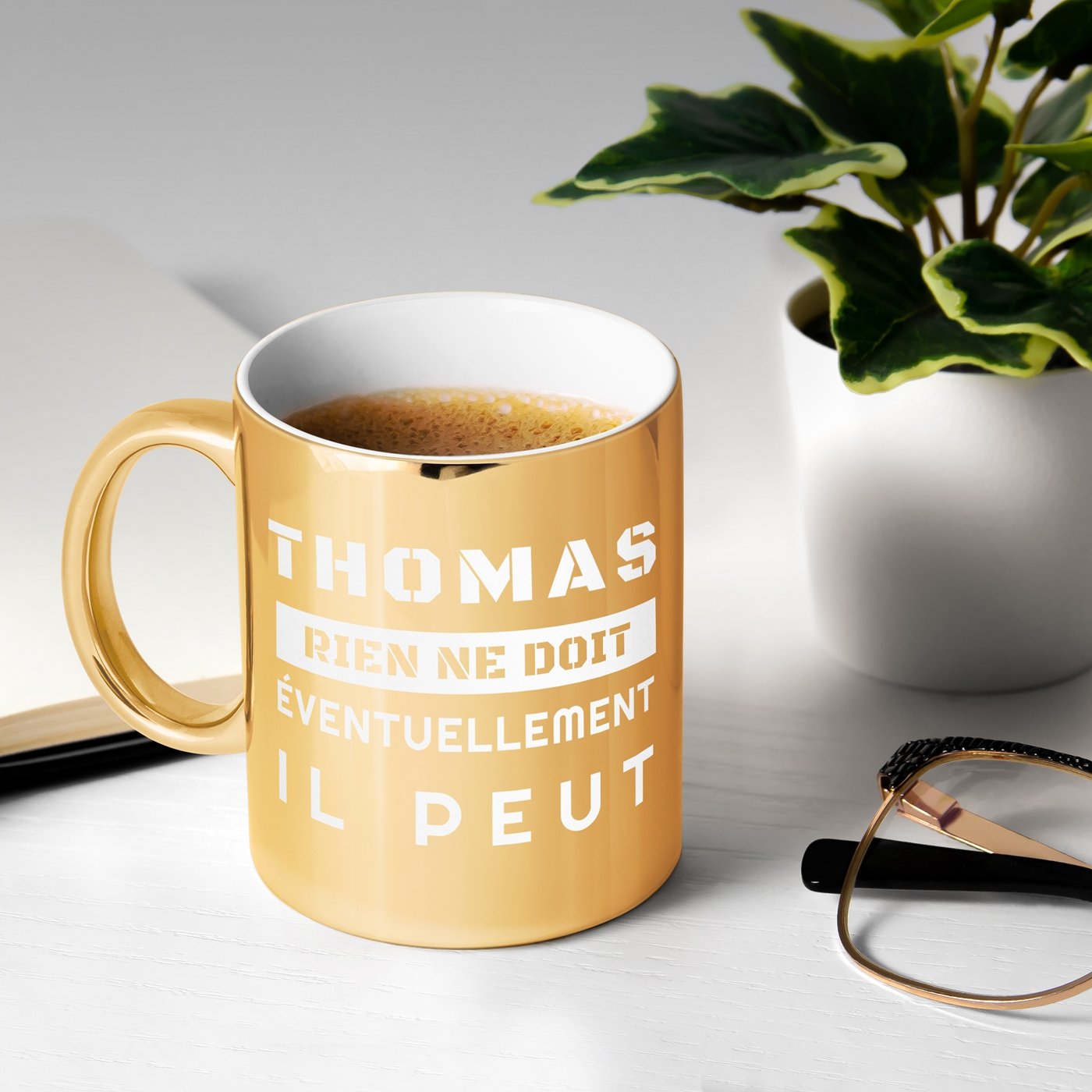 Taza de cerámica dorada con personalización para empleado retirado